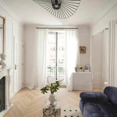 Splendid Artist 2p Apartment